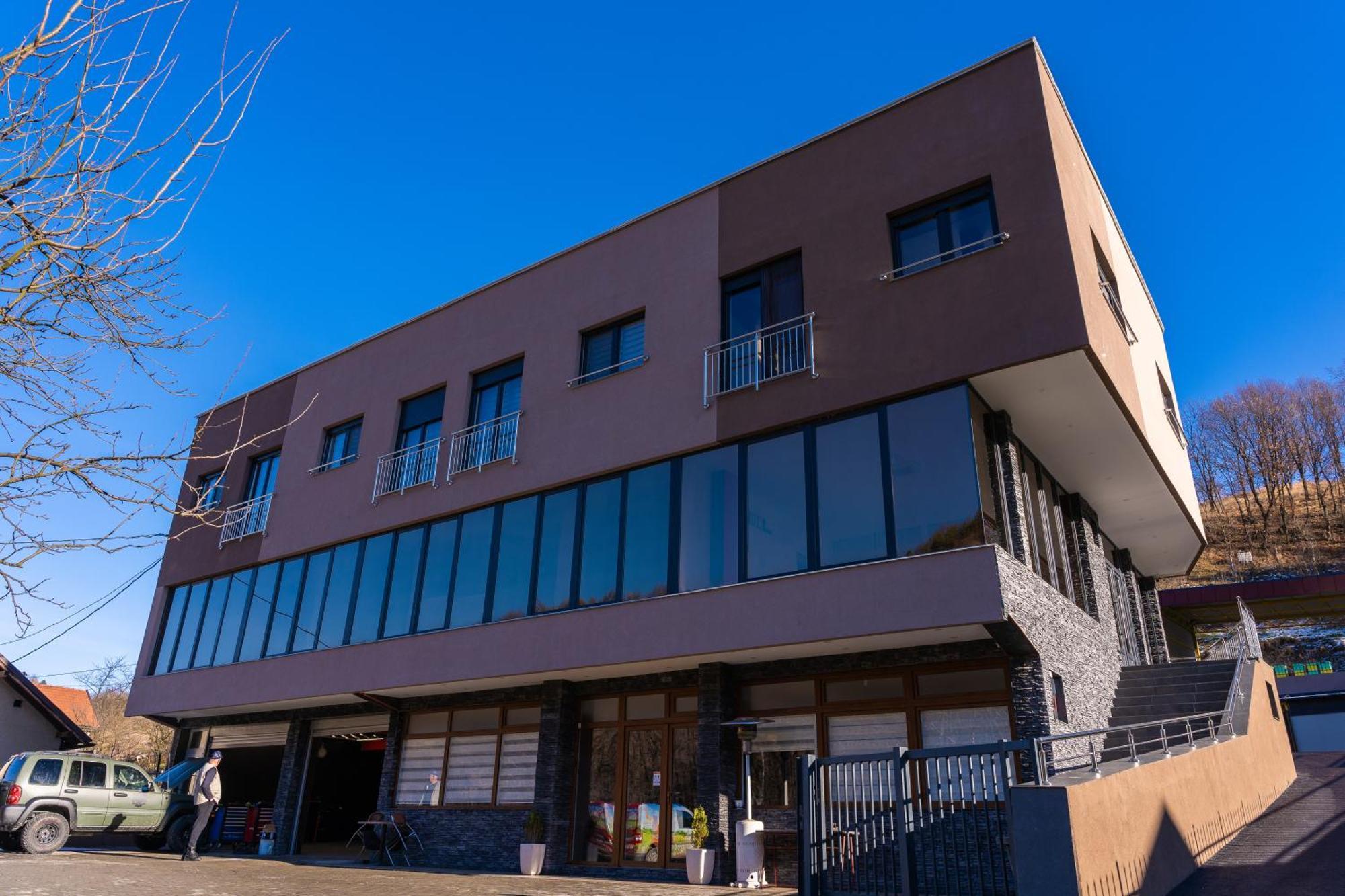 Ema, Asja, Eda Apartments 泽尼察 外观 照片